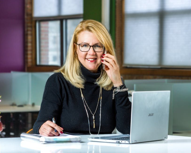 Portrait von Sabine Lorenz in einem modernen Büro